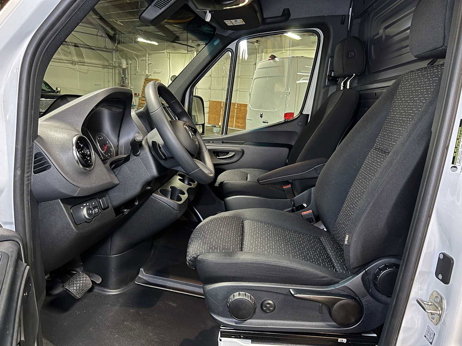 Used 2025 Mercedes-Benz Sprinter 2500 image 20