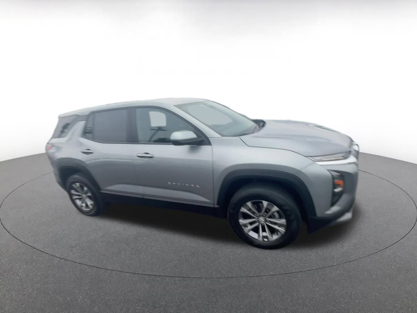 Used 2025 Chevrolet Equinox LT image 2