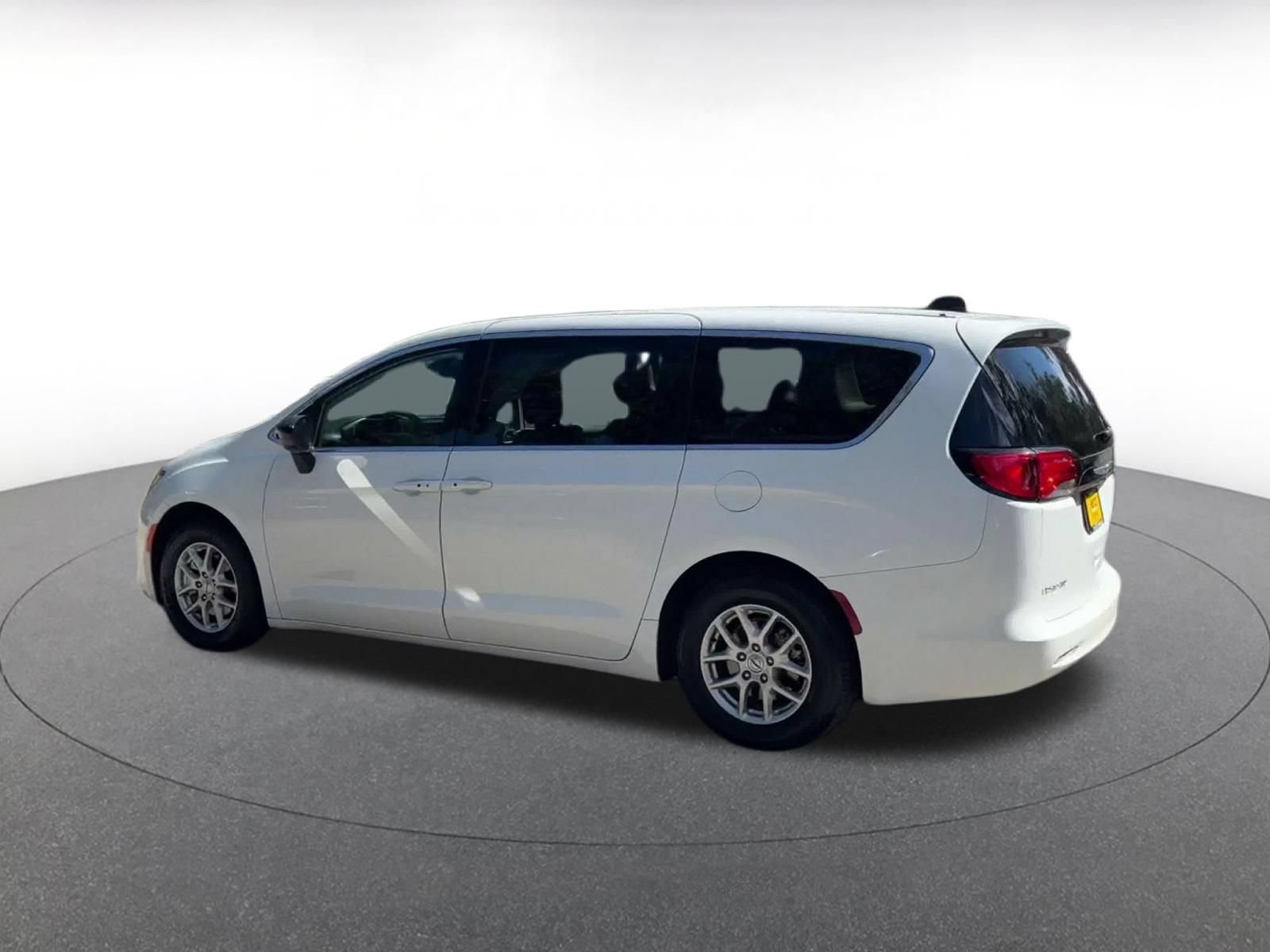 Used 2024 Chrysler Voyager LX FWD image 9