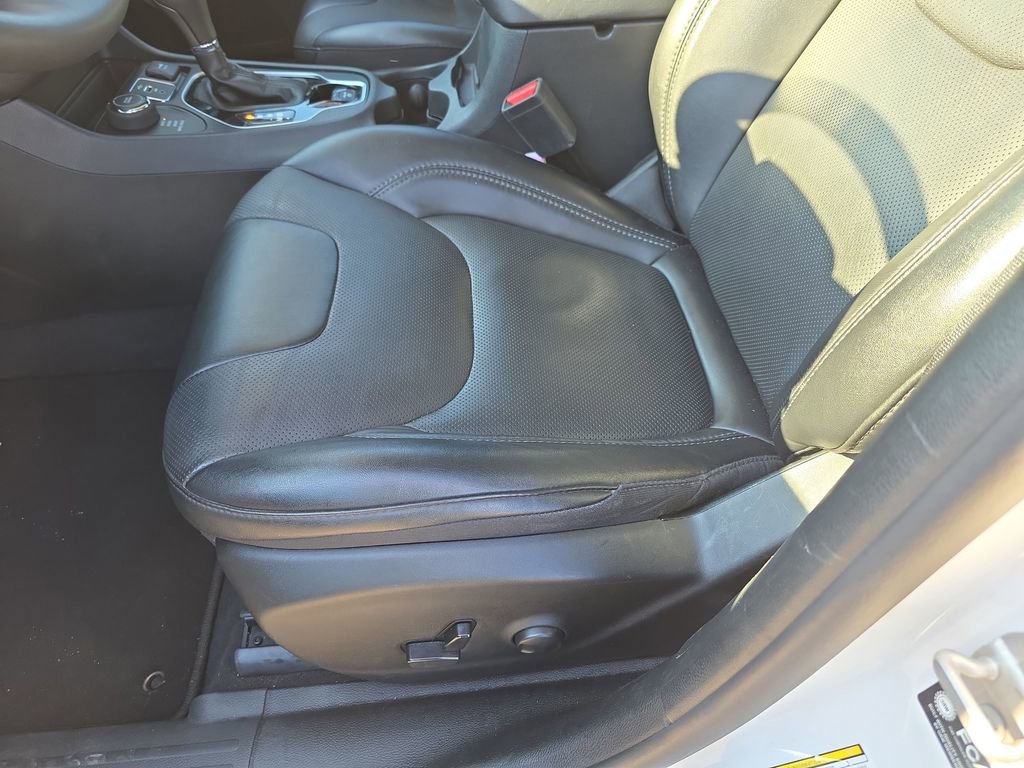 Used 2023 Jeep Cherokee Altitude Lux image 20