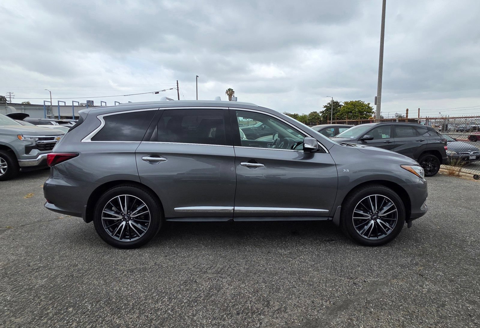 Used 2018 INFINITI QX60 FWD w/ Deluxe Technology Package image 8
