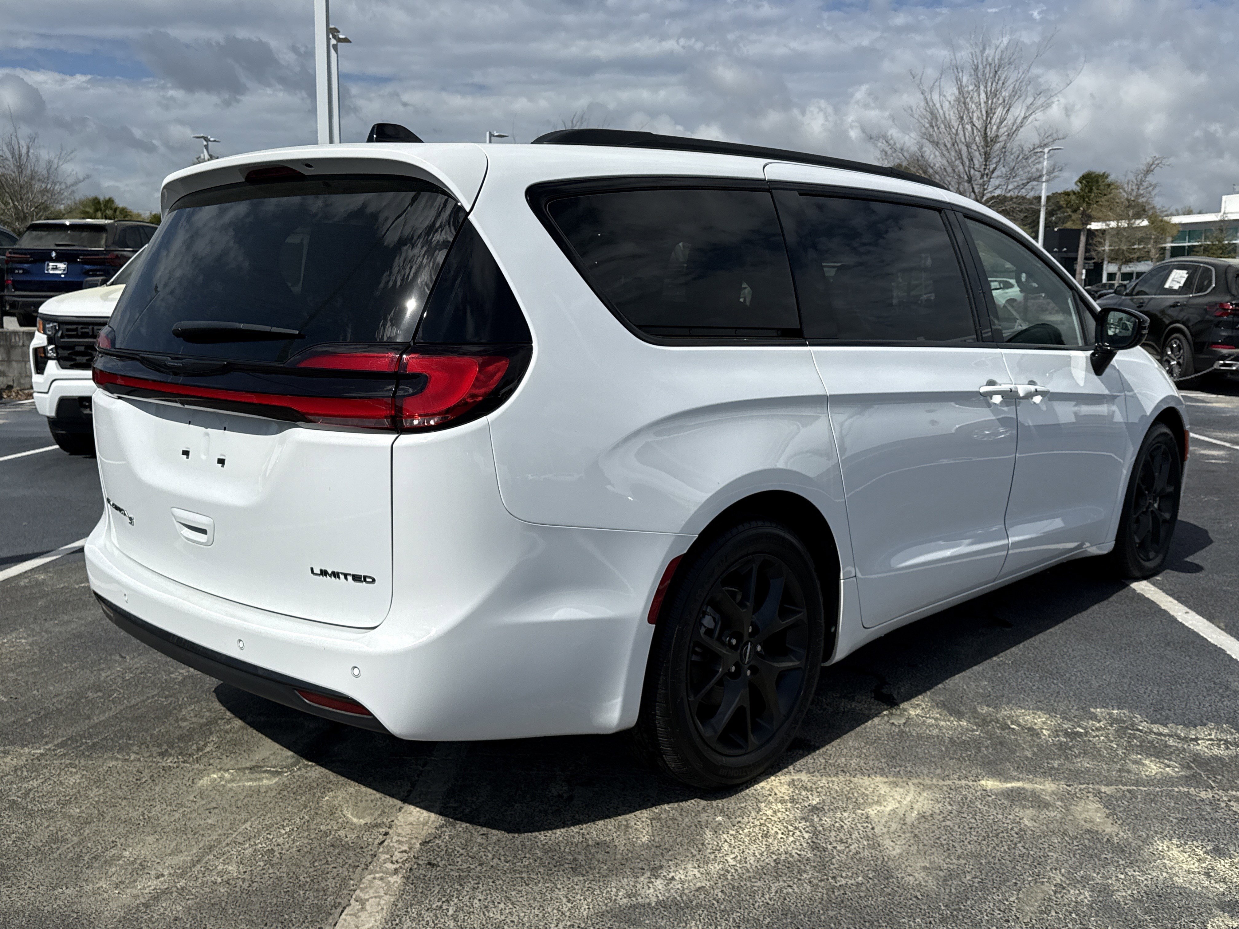 Used 2025 Chrysler Pacifica Limited FWD image 17