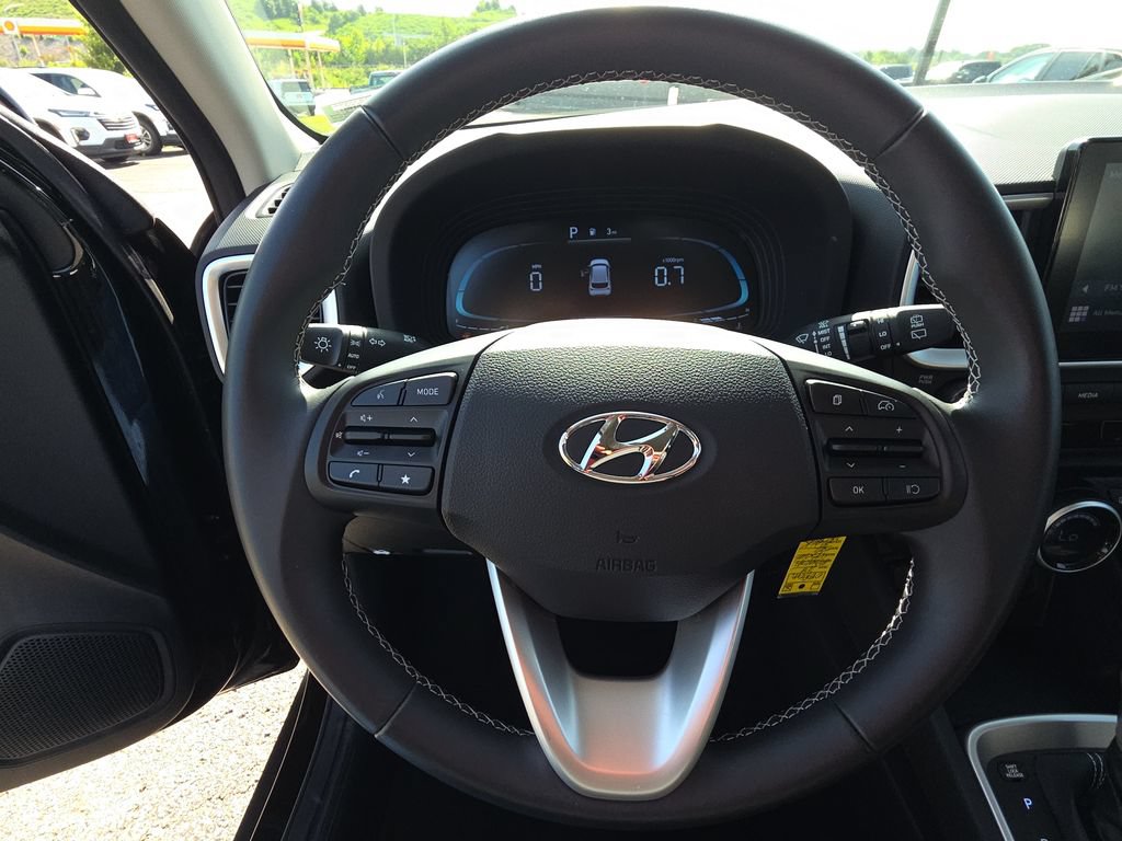 Used 2023 Hyundai Venue SEL FWD image 17