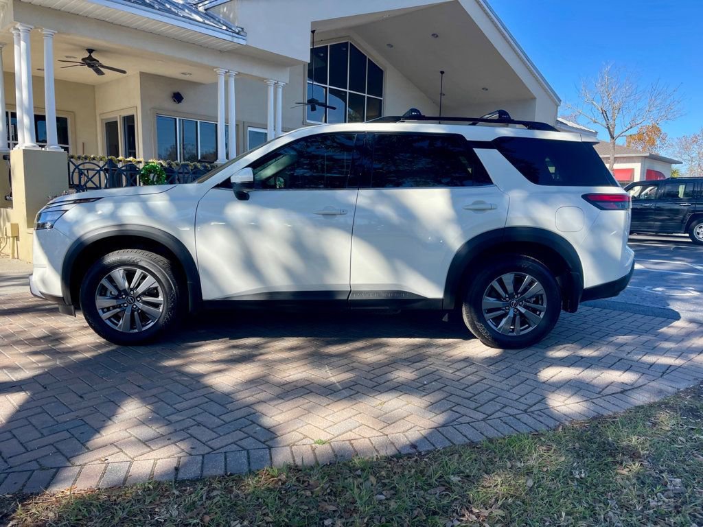 Used 2024 Nissan Pathfinder SV image 2