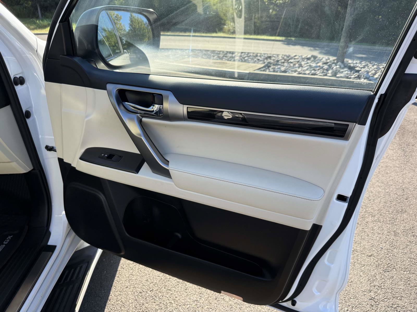 Used 2023 Lexus GX 460 Premium w/ Accessory Package AWD/4WD image 15