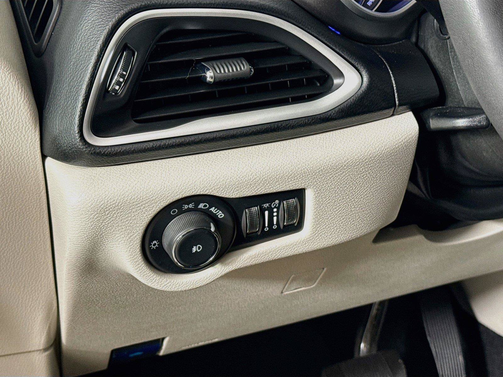 Used 2024 Chrysler Pacifica Touring-L FWD image 14