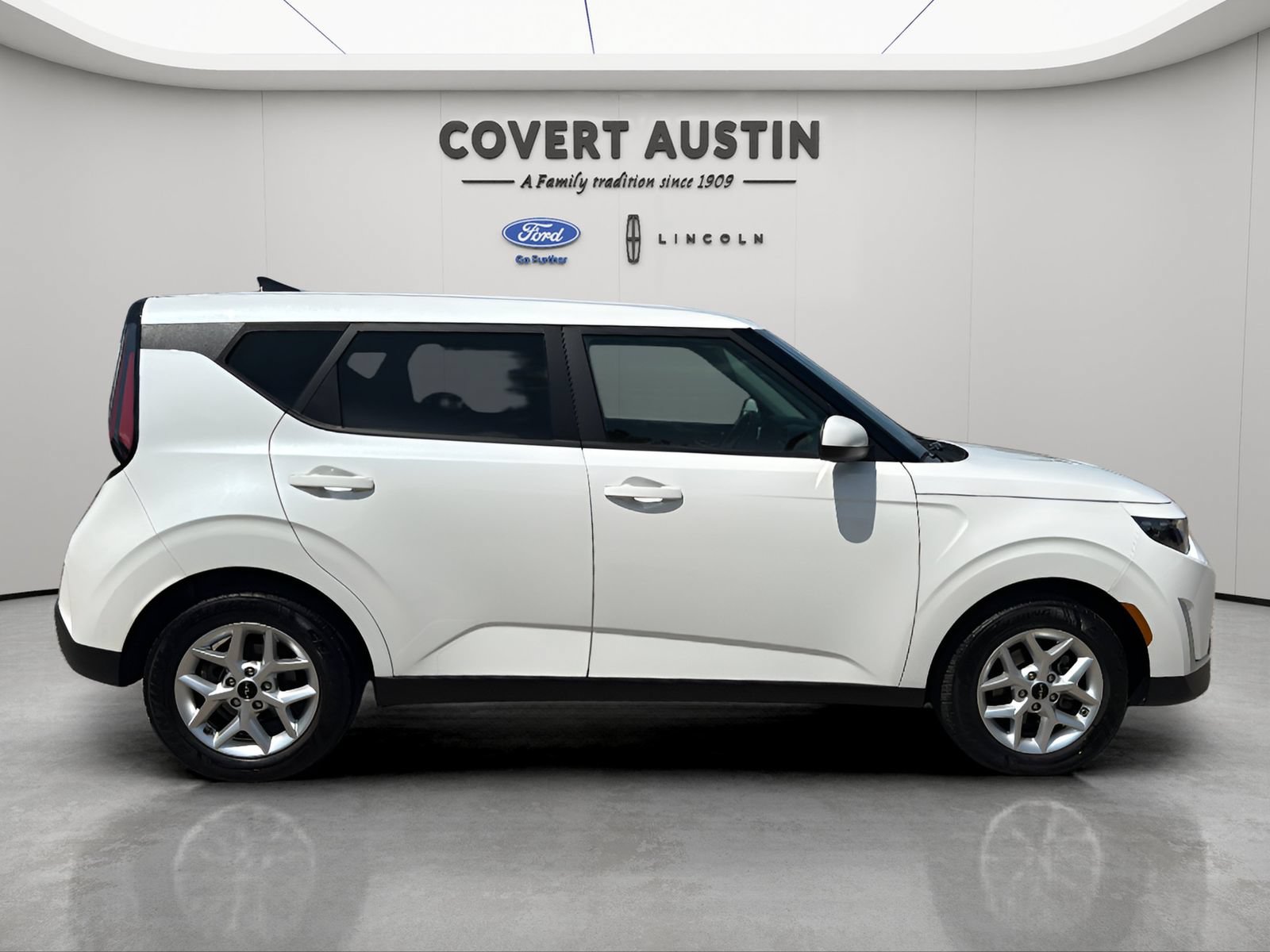 Used 2024 Kia Soul LX w/ Option Group 015 FWD image 6