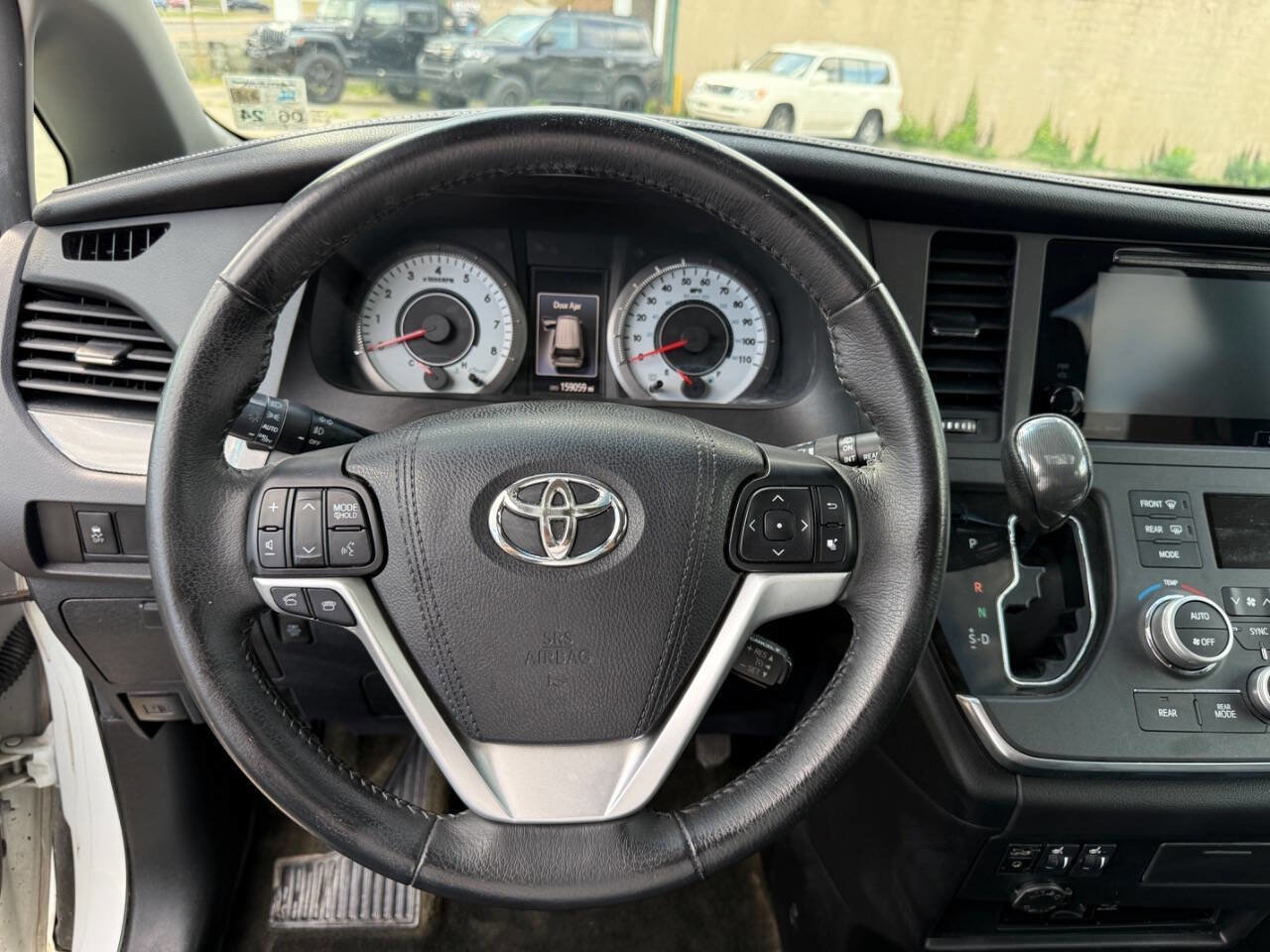 Used 2017 Toyota Sienna SE Premium image 12