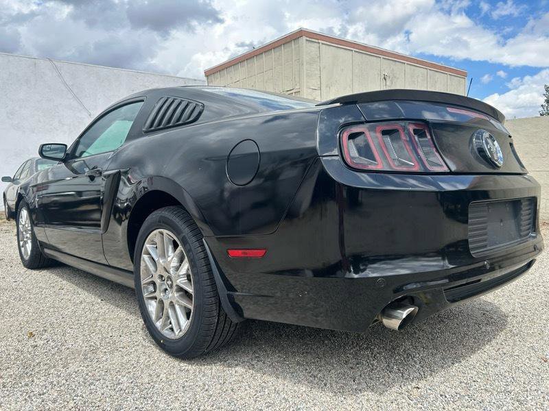 Used 2013 Ford Mustang Premium RWD image 5