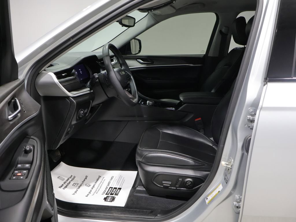 Used 2023 Jeep Grand Cherokee L Limited image 10