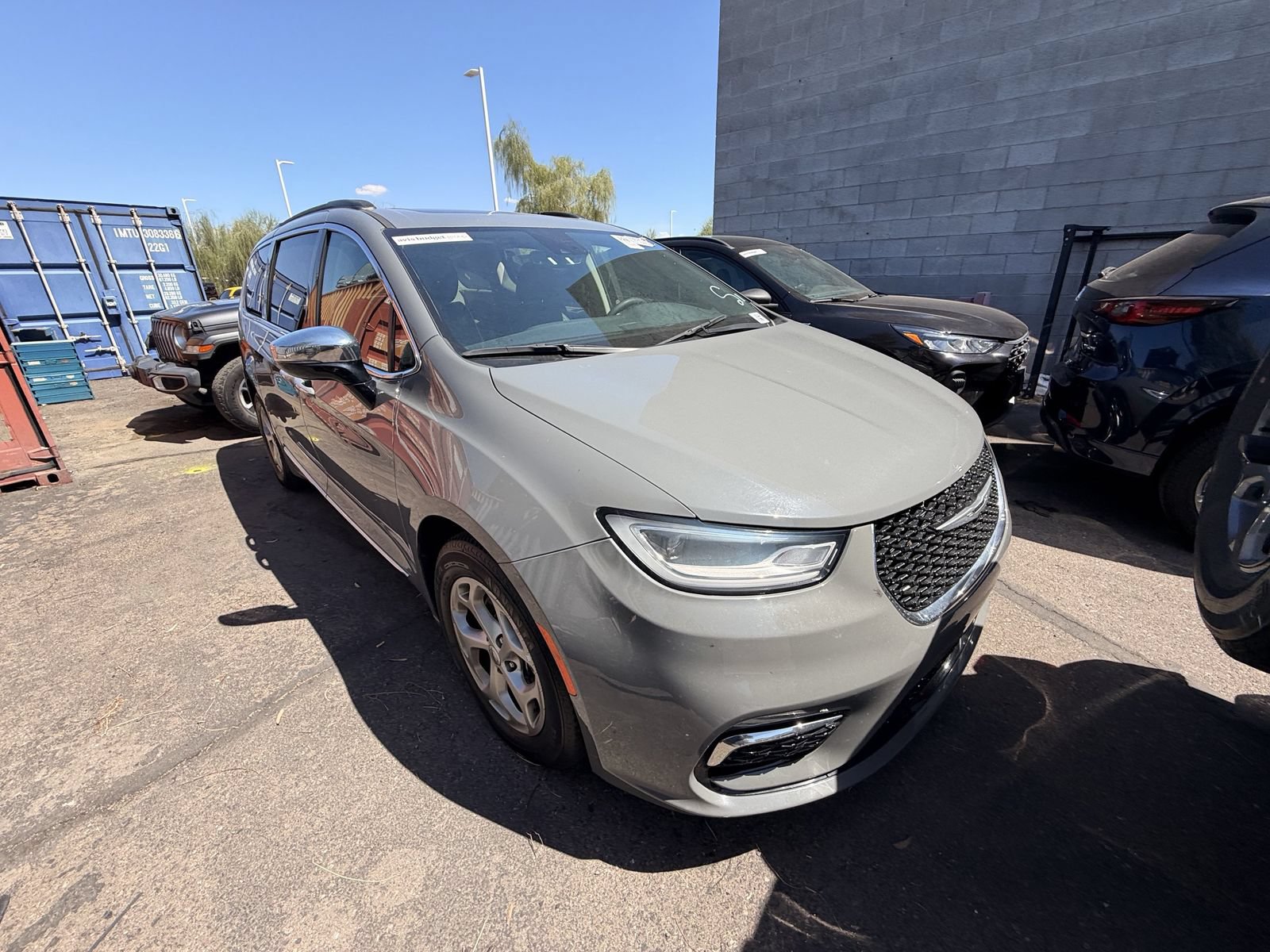 Used 2023 Chrysler Pacifica Limited FWD image 2