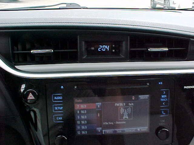 Used 2017 Toyota Corolla LE FWD image 19