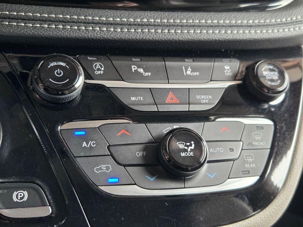 Used 2021 Chrysler Pacifica Touring-L w/ Uconnect Theater Family Group FWD image 10