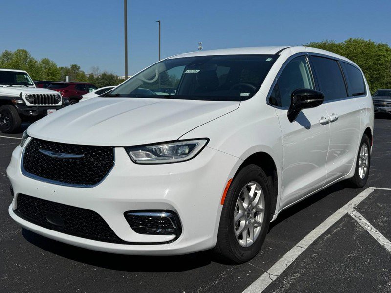 Used 2024 Chrysler Pacifica Touring-L FWD image 8