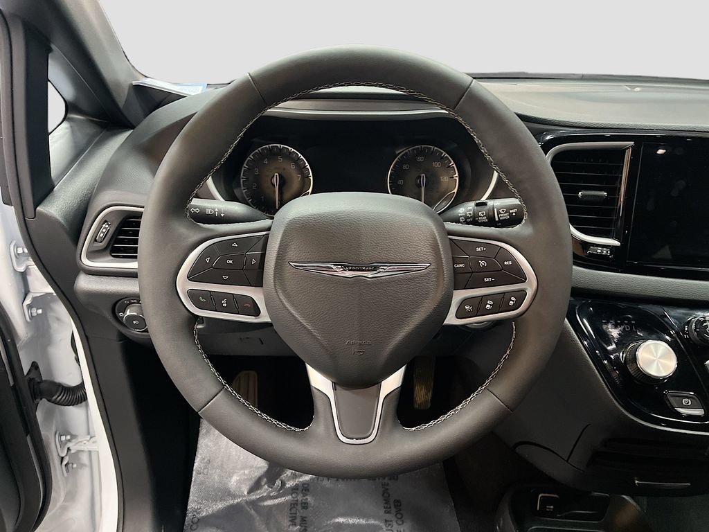 Used 2026 Chrysler Pacifica Select FWD image 11