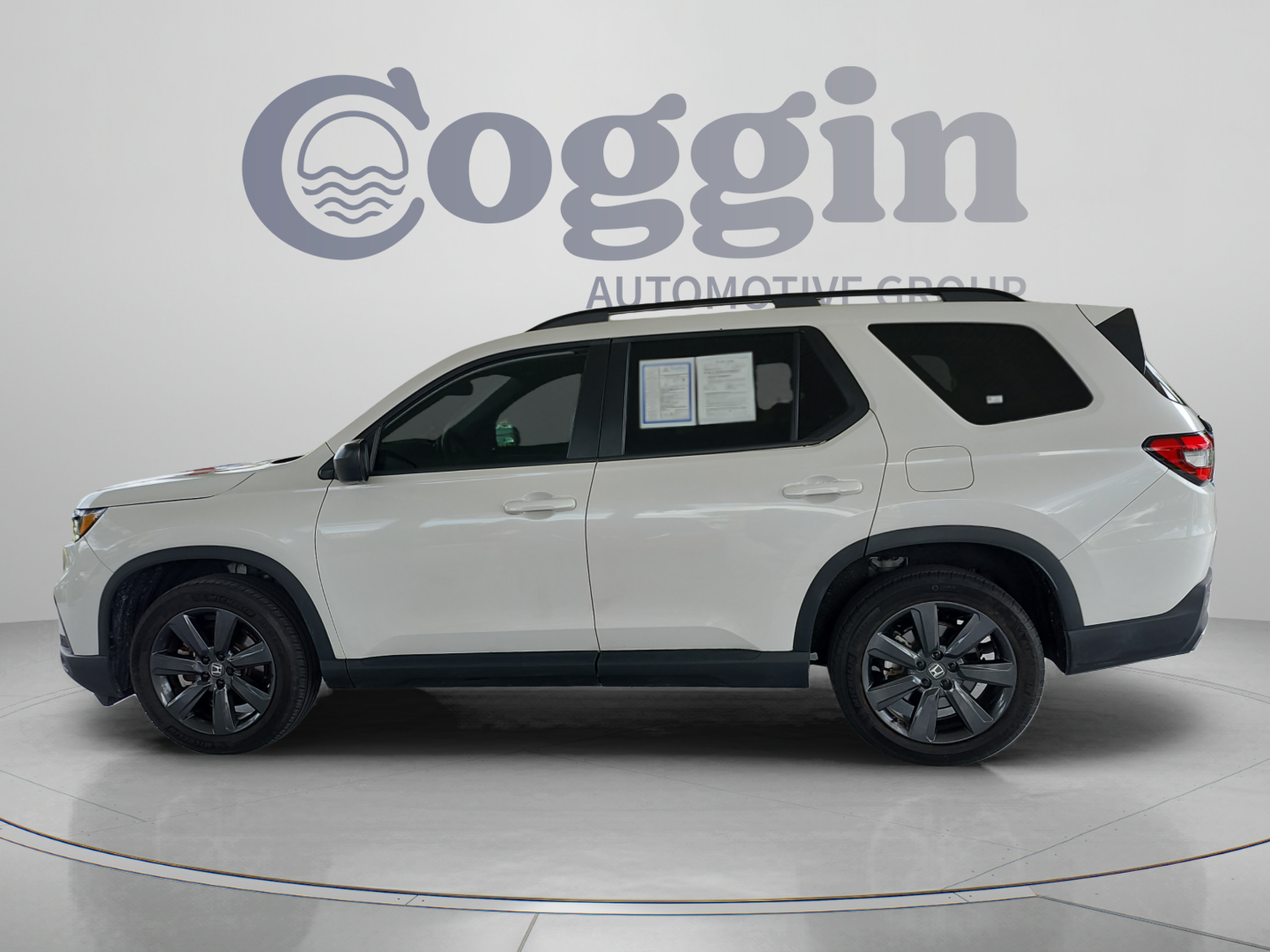 Certified 2024 Honda Pilot Sport image 2