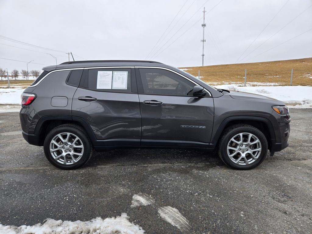Used 2022 Jeep Compass Latitude image 2