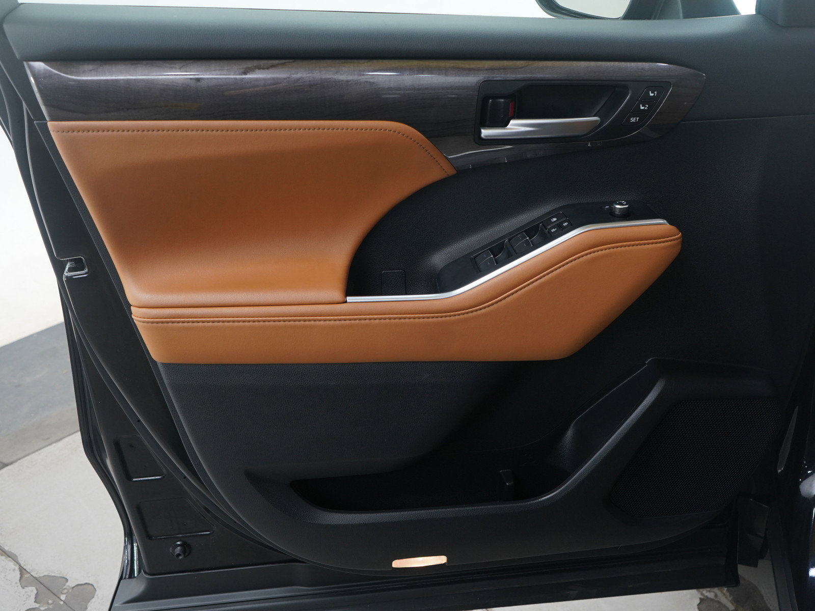 Used 2025 Toyota Highlander Platinum image 21