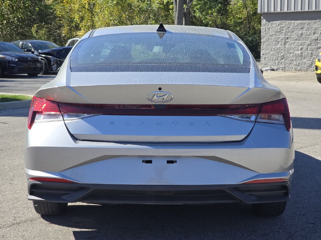 Used 2021 Hyundai Elantra SE w/ Preferred Accessory Package FWD image 12