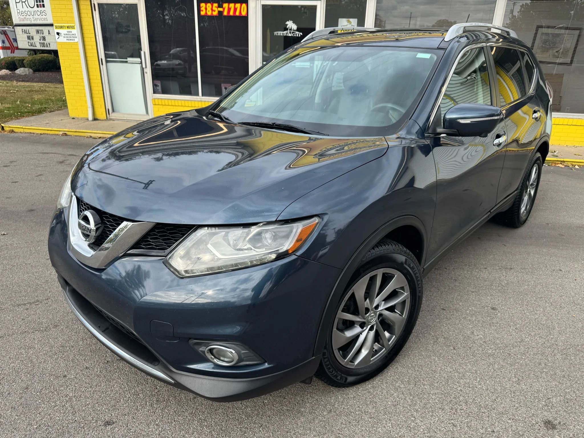 Used 2015 Nissan Rogue SL w/ SL Premium Package image 2