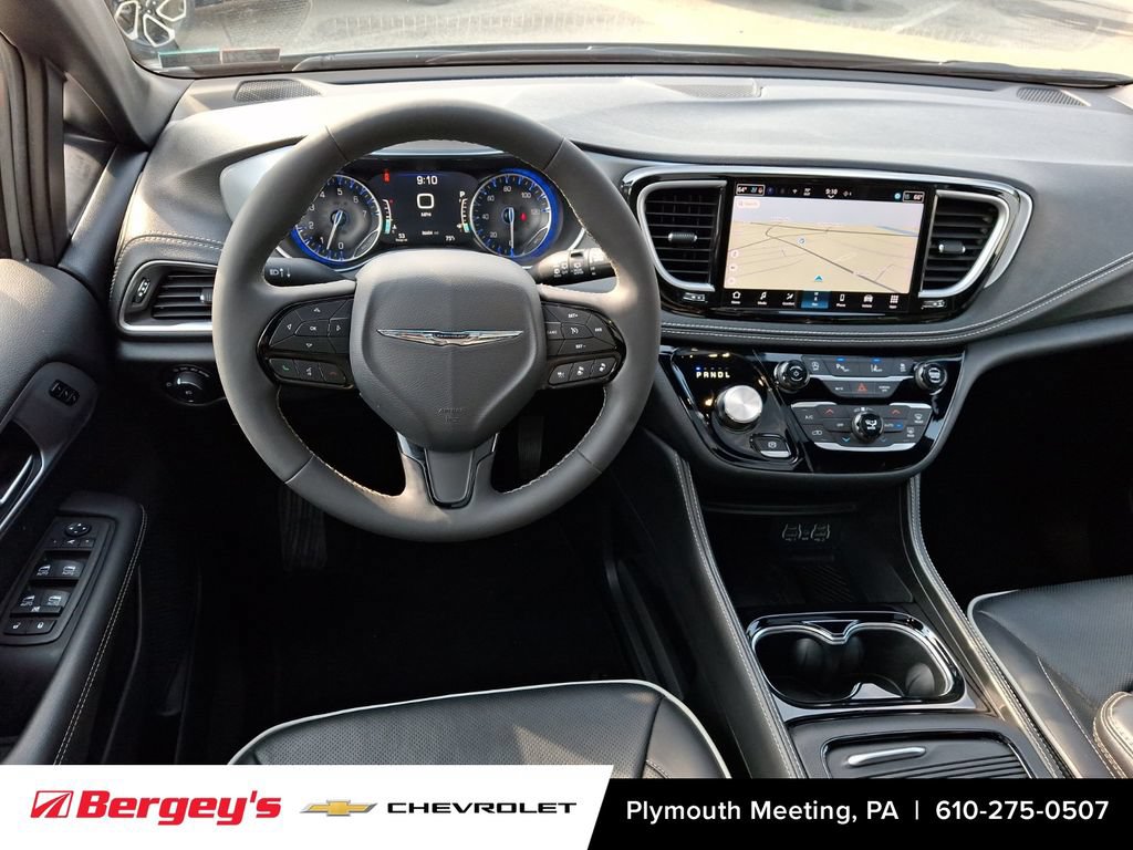 Used 2025 Chrysler Pacifica Limited FWD image 15