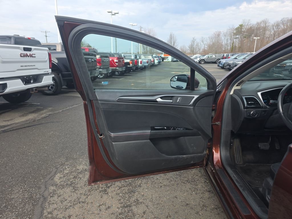 Used 2015 Ford Fusion SE w/ Equipment Group 201A FWD image 19