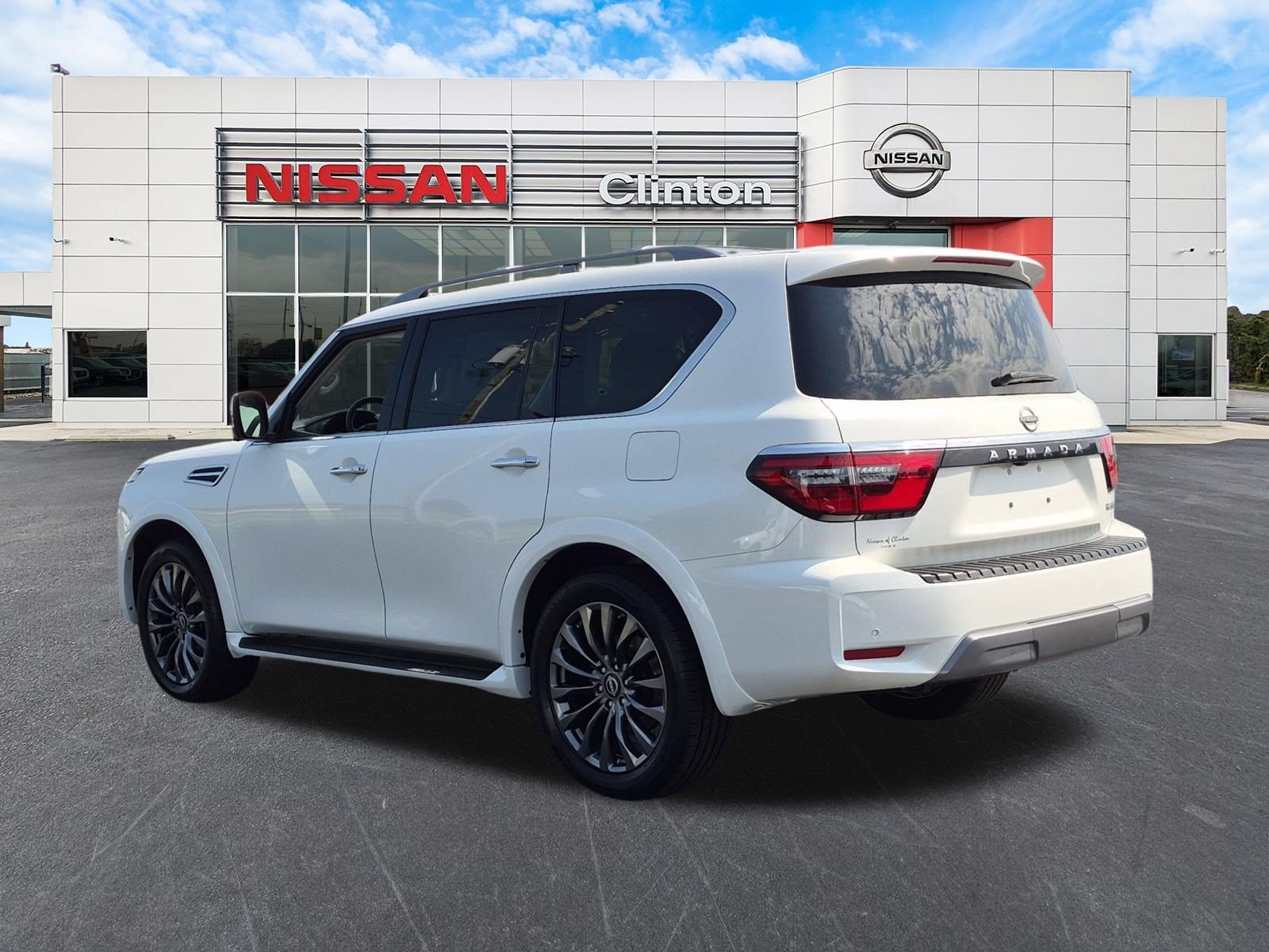 Used 2023 Nissan Armada Platinum w/ Captain's Chairs Package AWD/4WD image 5
