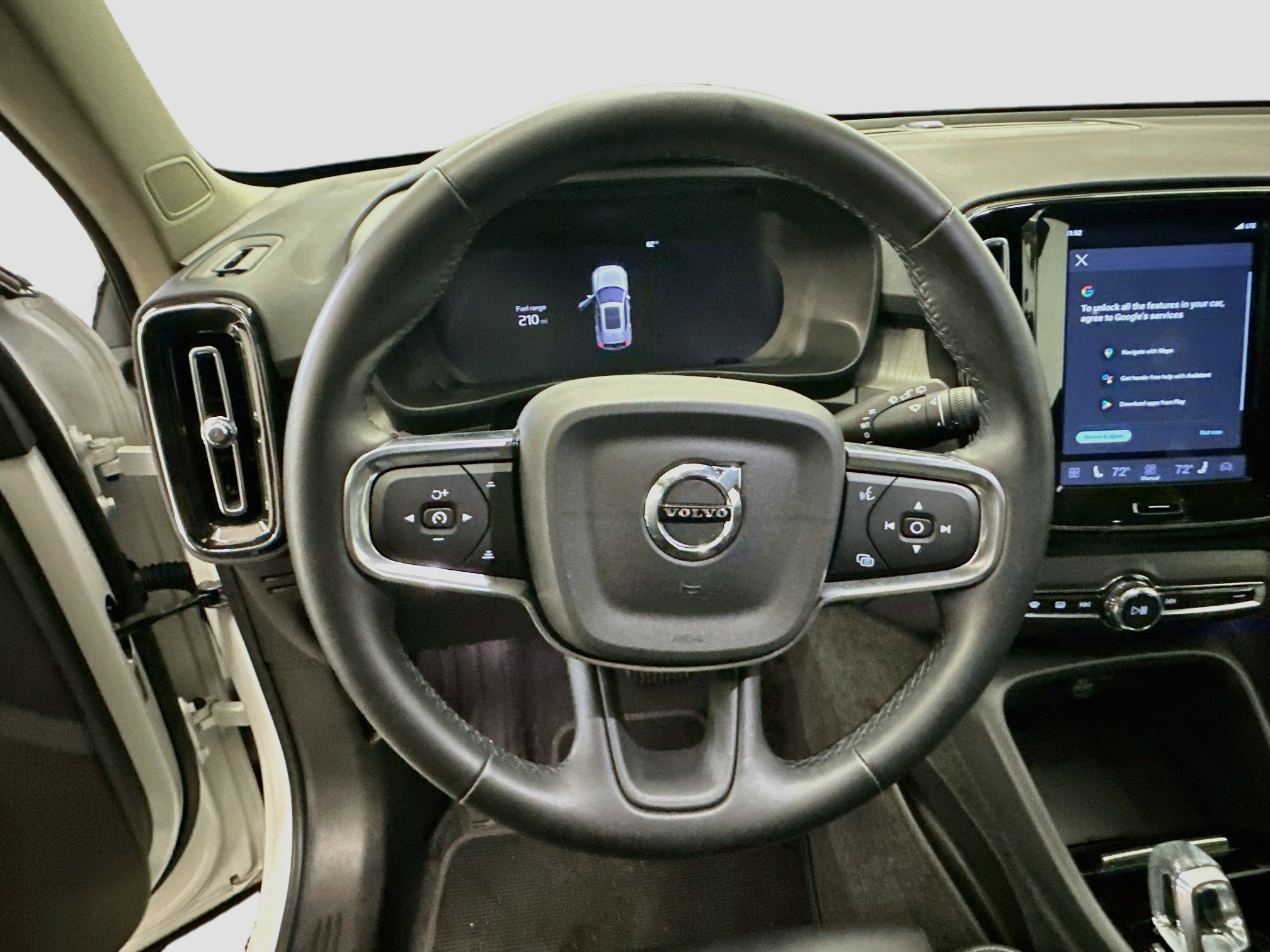 Used 2025 Volvo XC40 B5 Plus AWD/4WD image 18