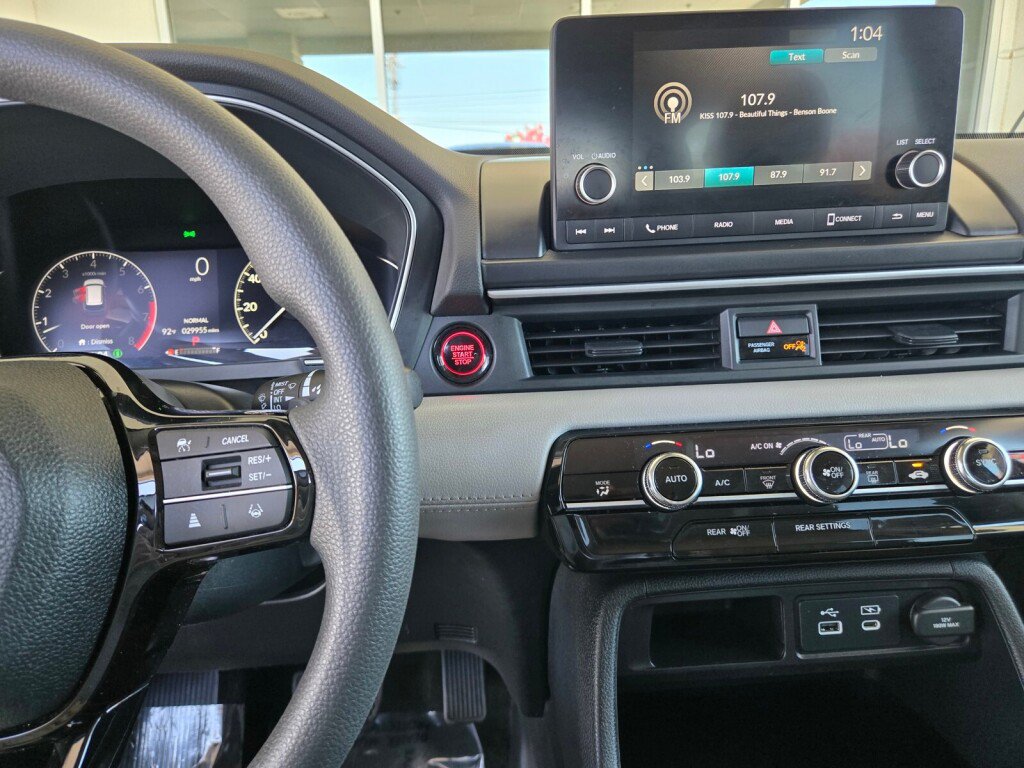 Used 2023 Honda Pilot LX image 14
