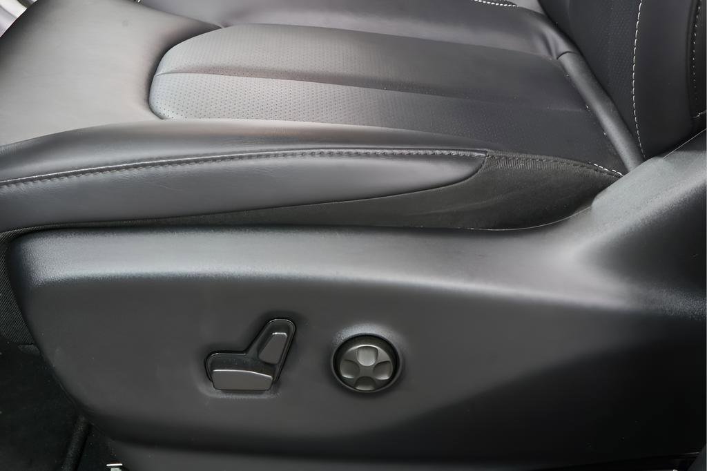 Used 2026 Chrysler Pacifica Select image 19