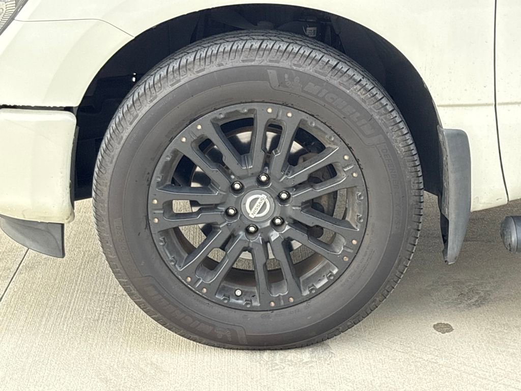 Used 2018 Nissan Titan SV w/ SV Convenience Package image 12
