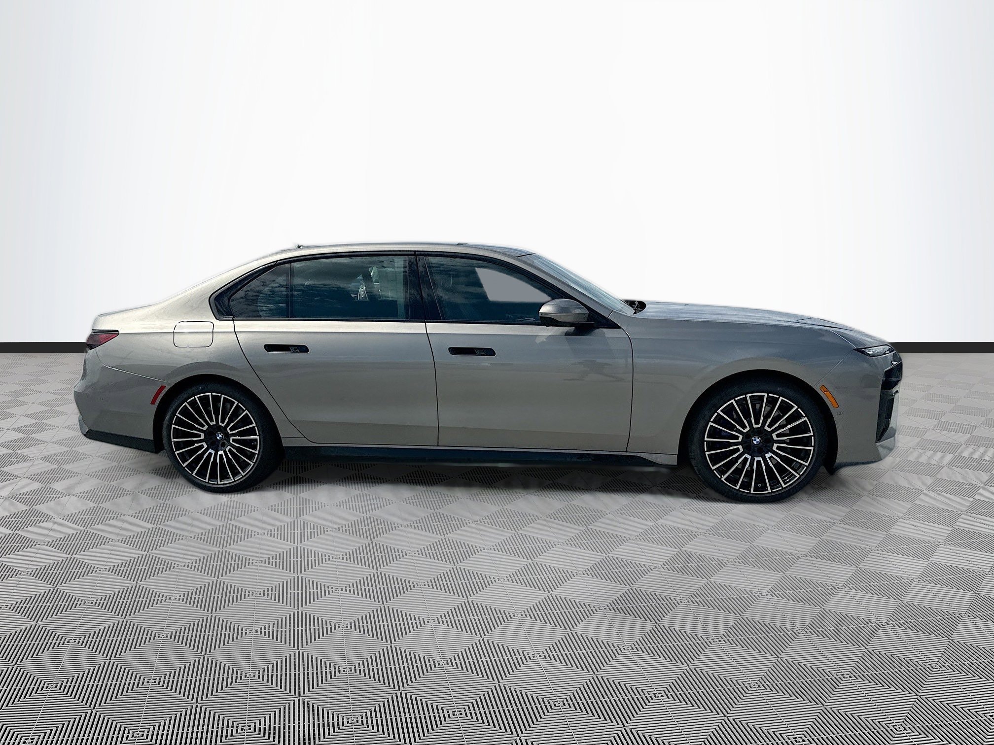 Used 2025 BMW 760i xDrive w/ Executive Package image 8