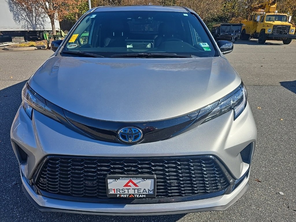 Used 2025 Toyota Sienna XSE image 2
