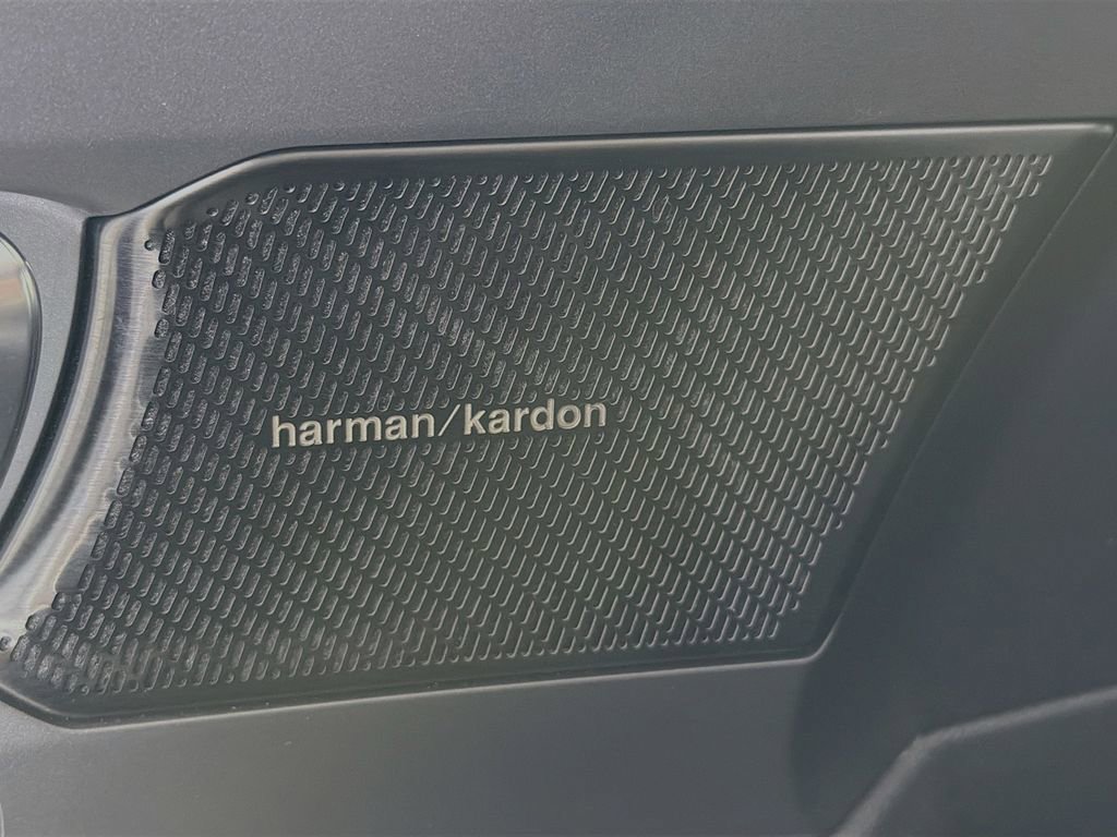 Used 2022 Volvo XC40 T5 R-Design w/ Advanced Package image 18