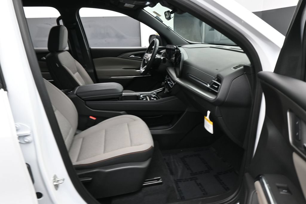 Used 2025 Chevrolet Traverse LT FWD image 42