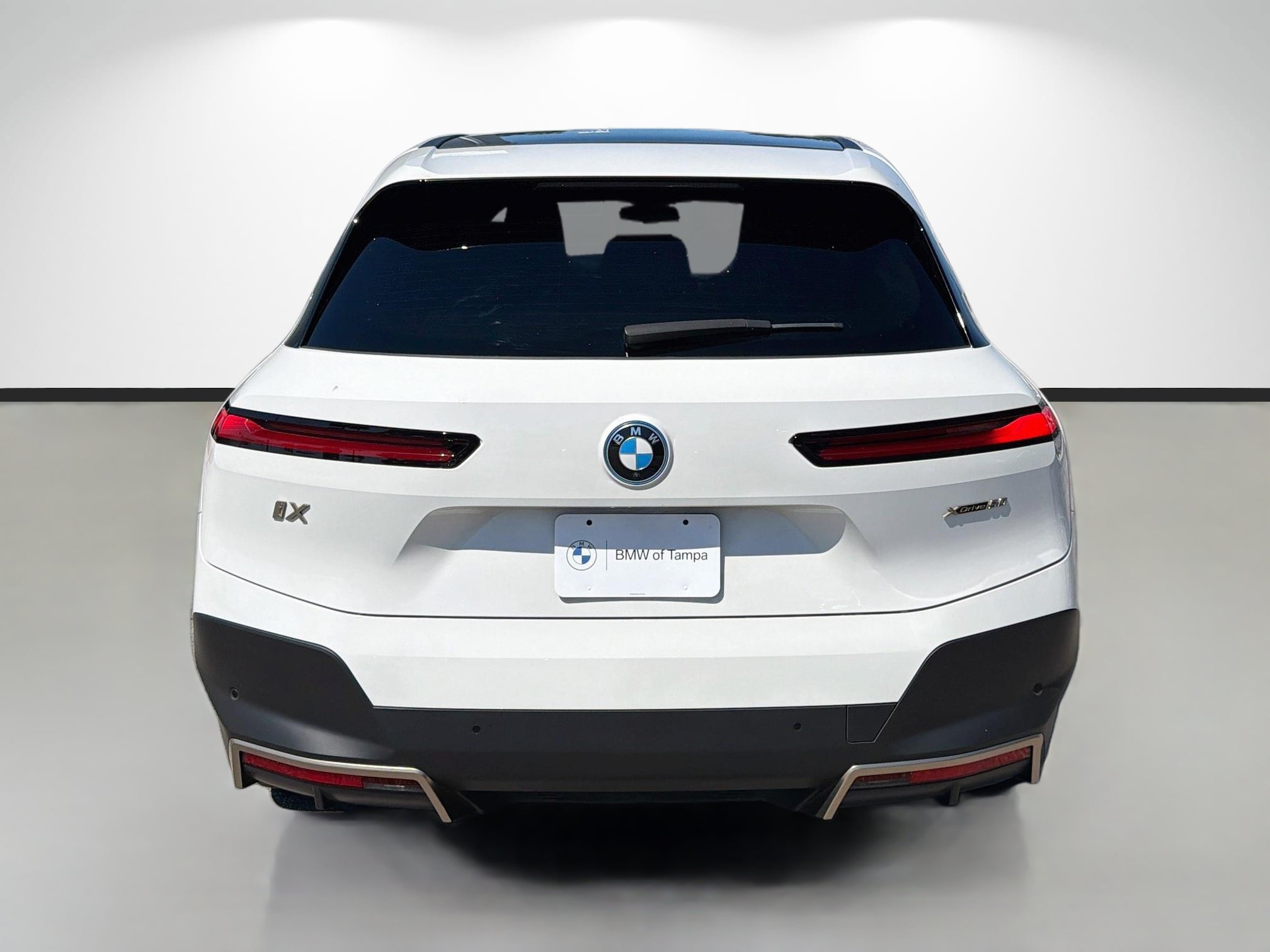 Used 2024 BMW iX xDrive50 w/ Premium Package AWD/4WD image 4