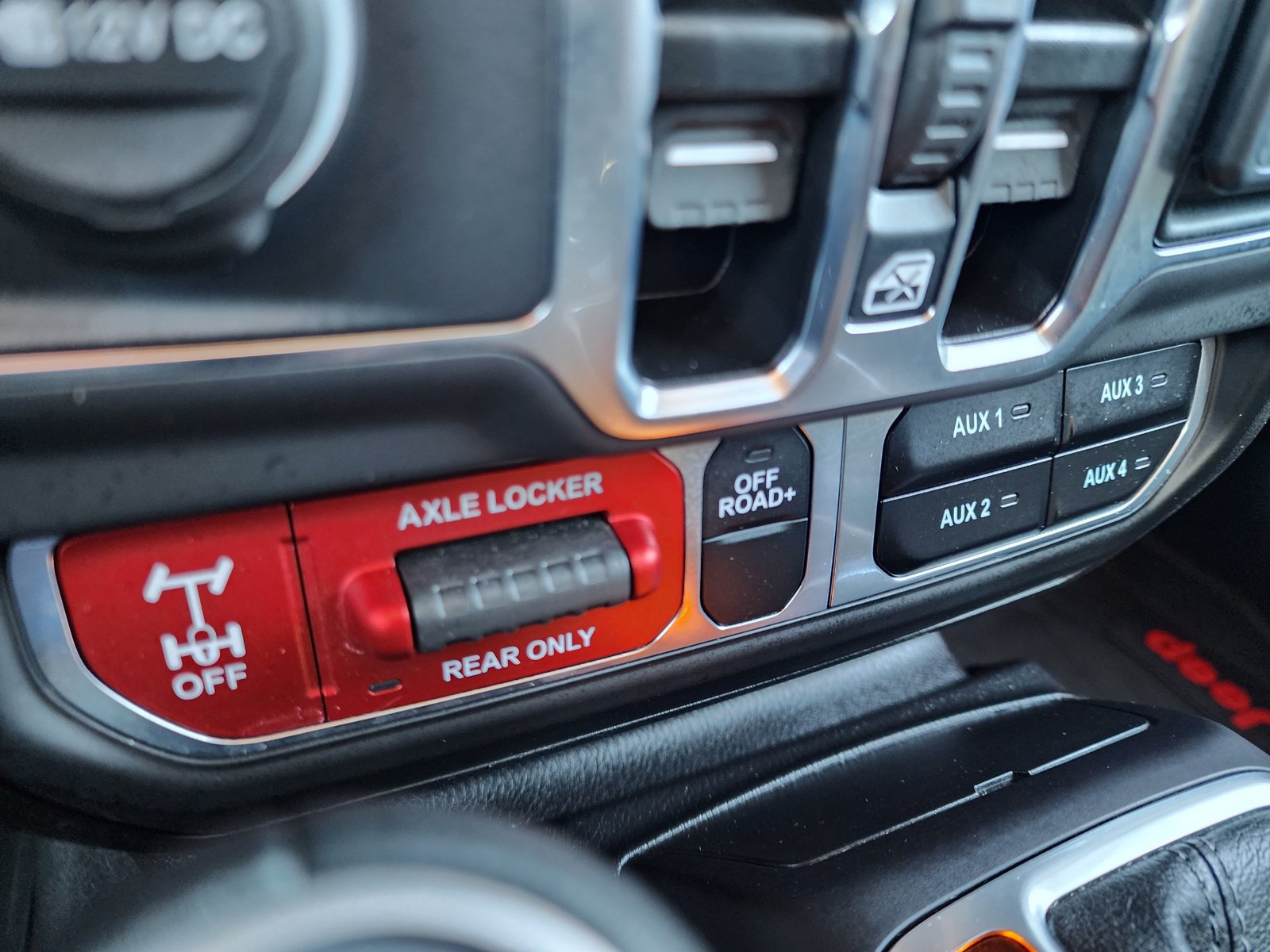 Used 2025 Jeep Gladiator Mojave AWD/4WD image 34