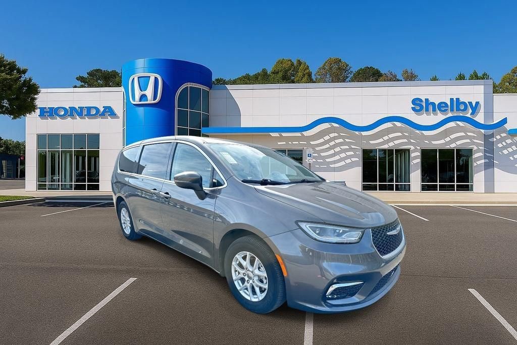 Used 2023 Chrysler Pacifica Touring-L FWD image 2
