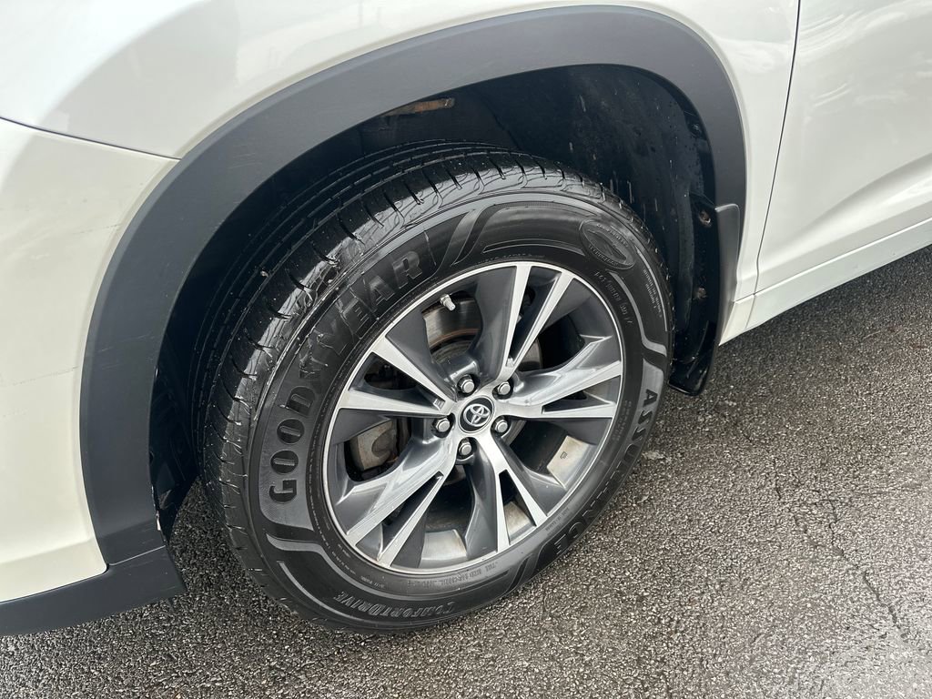 Used 2017 Toyota Highlander LE image 2