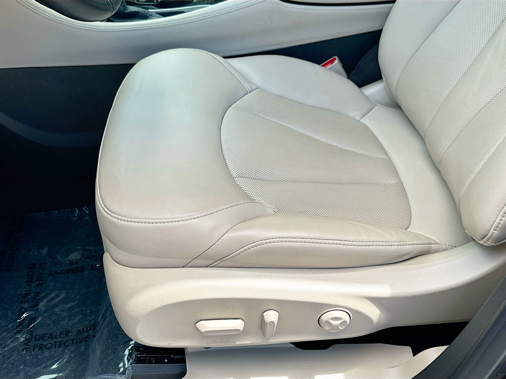 Used 2020 Buick Envision Essence w/ Experience Buick Package FWD image 17