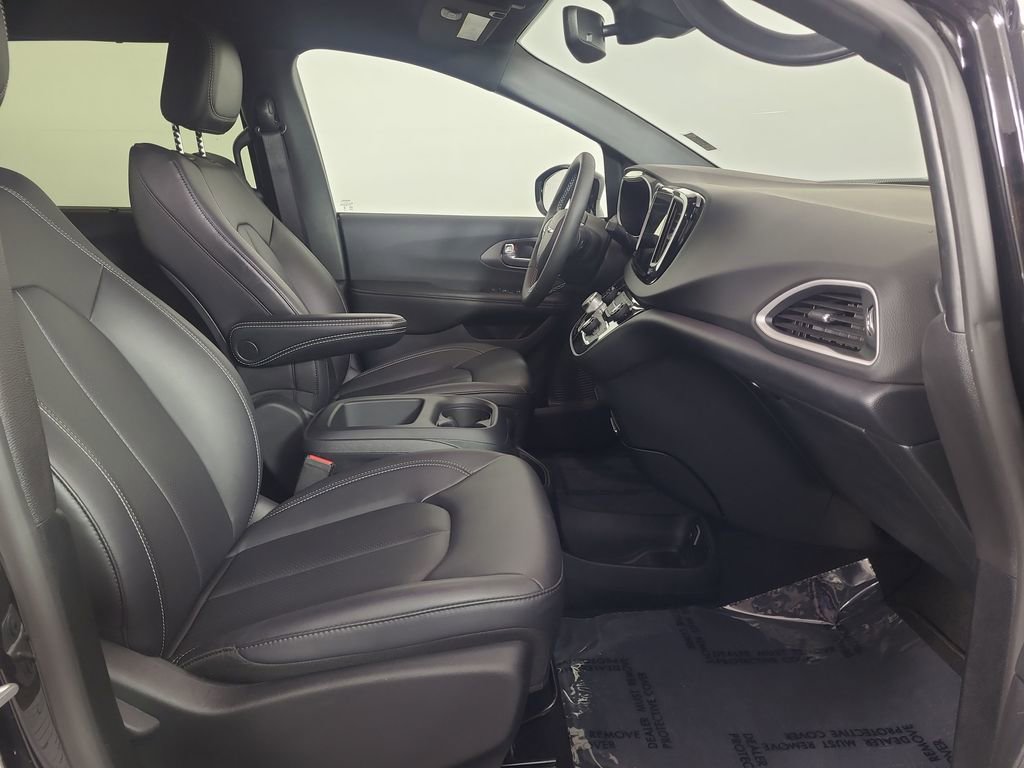 Used 2025 Chrysler Pacifica Select FWD image 21