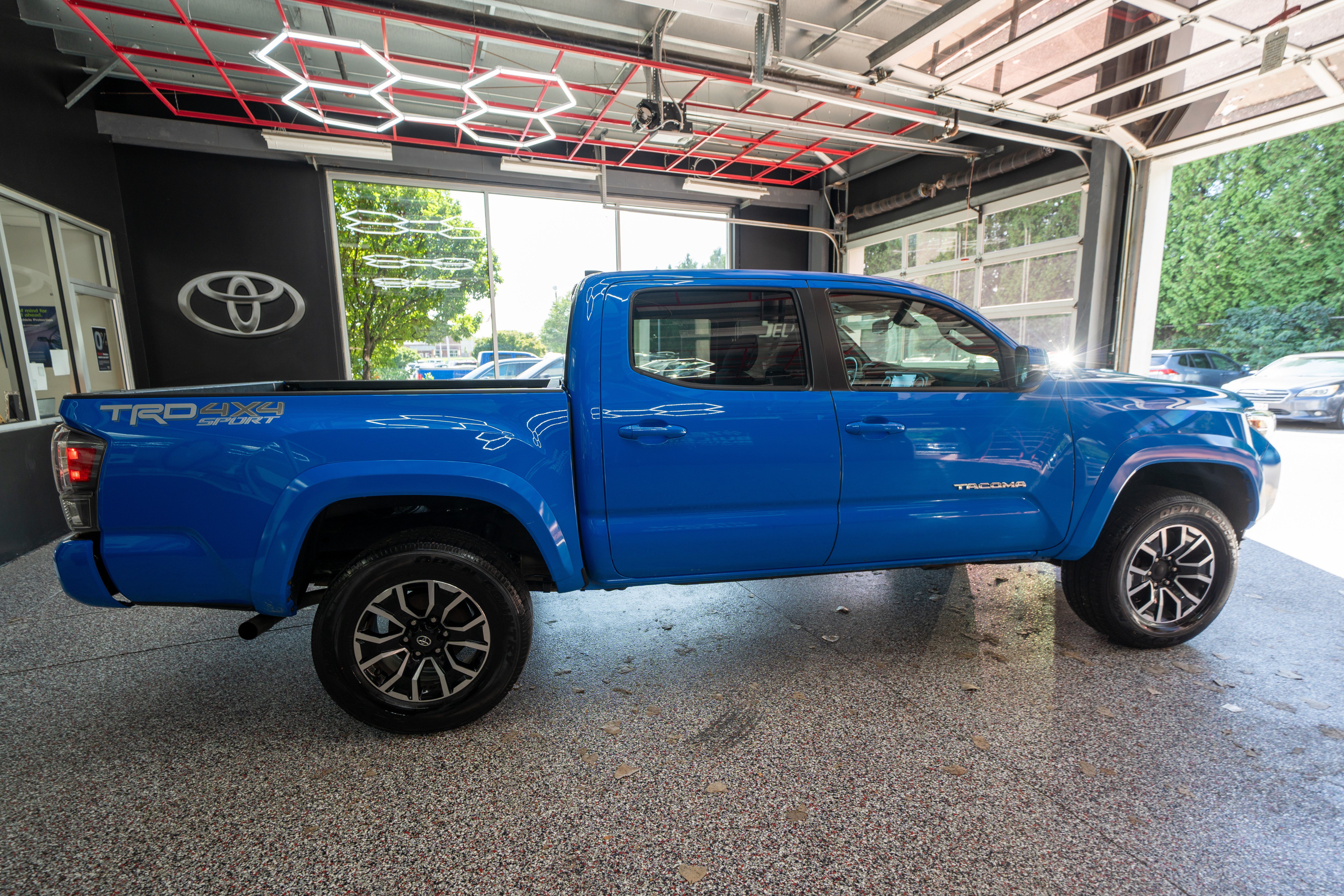 Used 2021 Toyota Tacoma TRD Sport AWD/4WD image 4