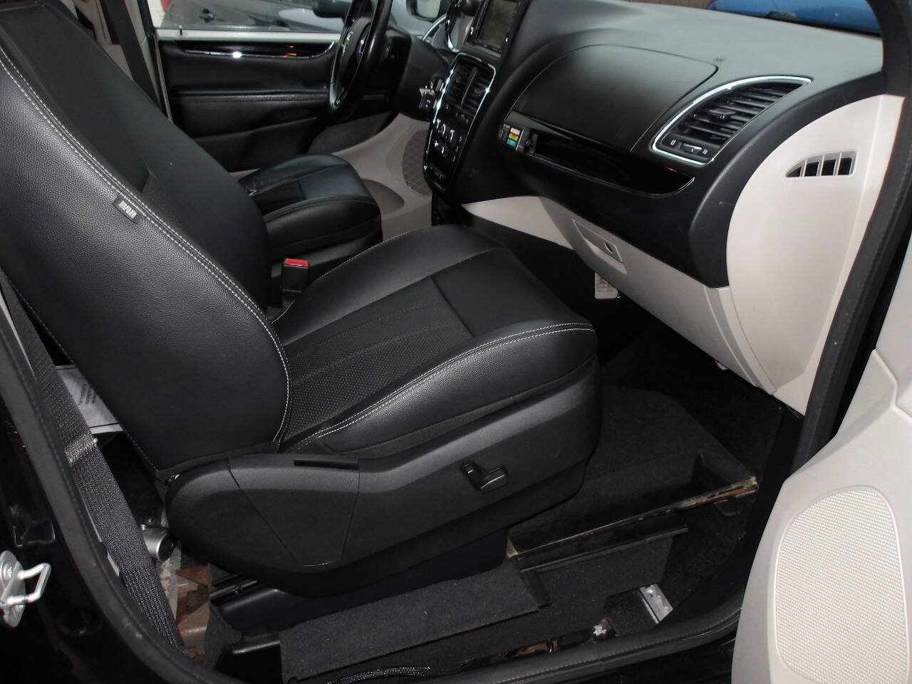 Used 2017 Dodge Grand Caravan SXT w/ Rear Park Assist Package FWD image 25