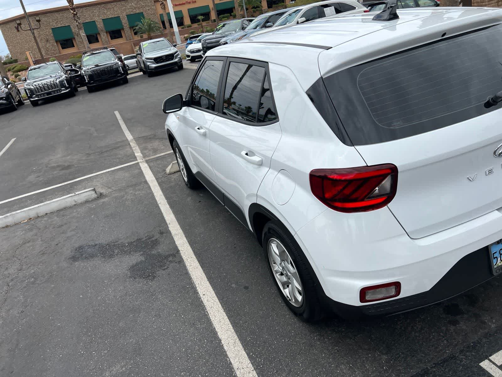 Used 2022 Hyundai Venue SE FWD image 8