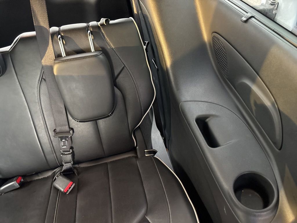 Used 2025 Chrysler Pacifica Limited image 20