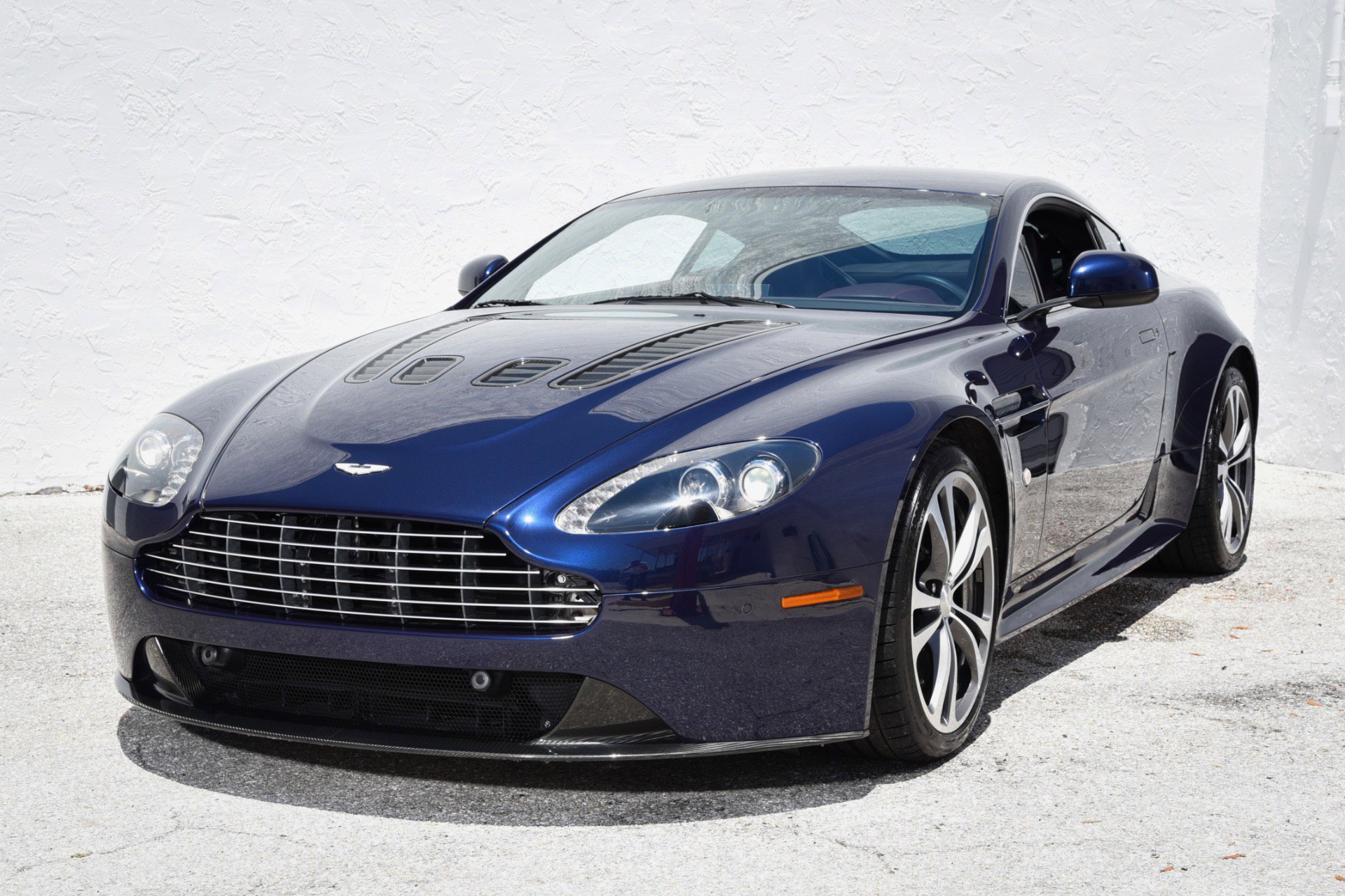 Used 2011 Aston Martin V12 Vantage Coupe RWD image 9