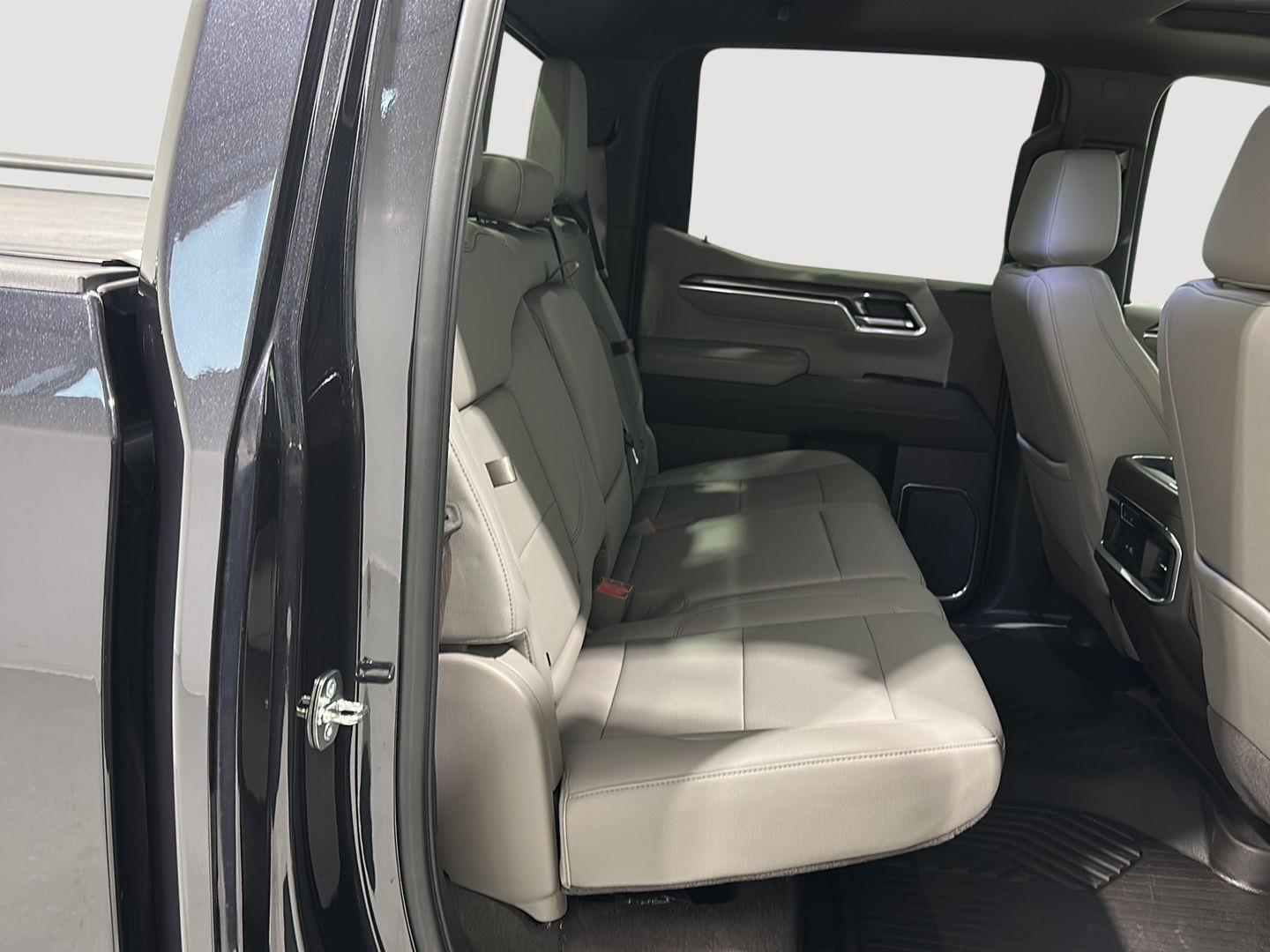 Used 2022 Chevrolet Silverado 1500 LTZ w/ LTZ Premium Package image 24