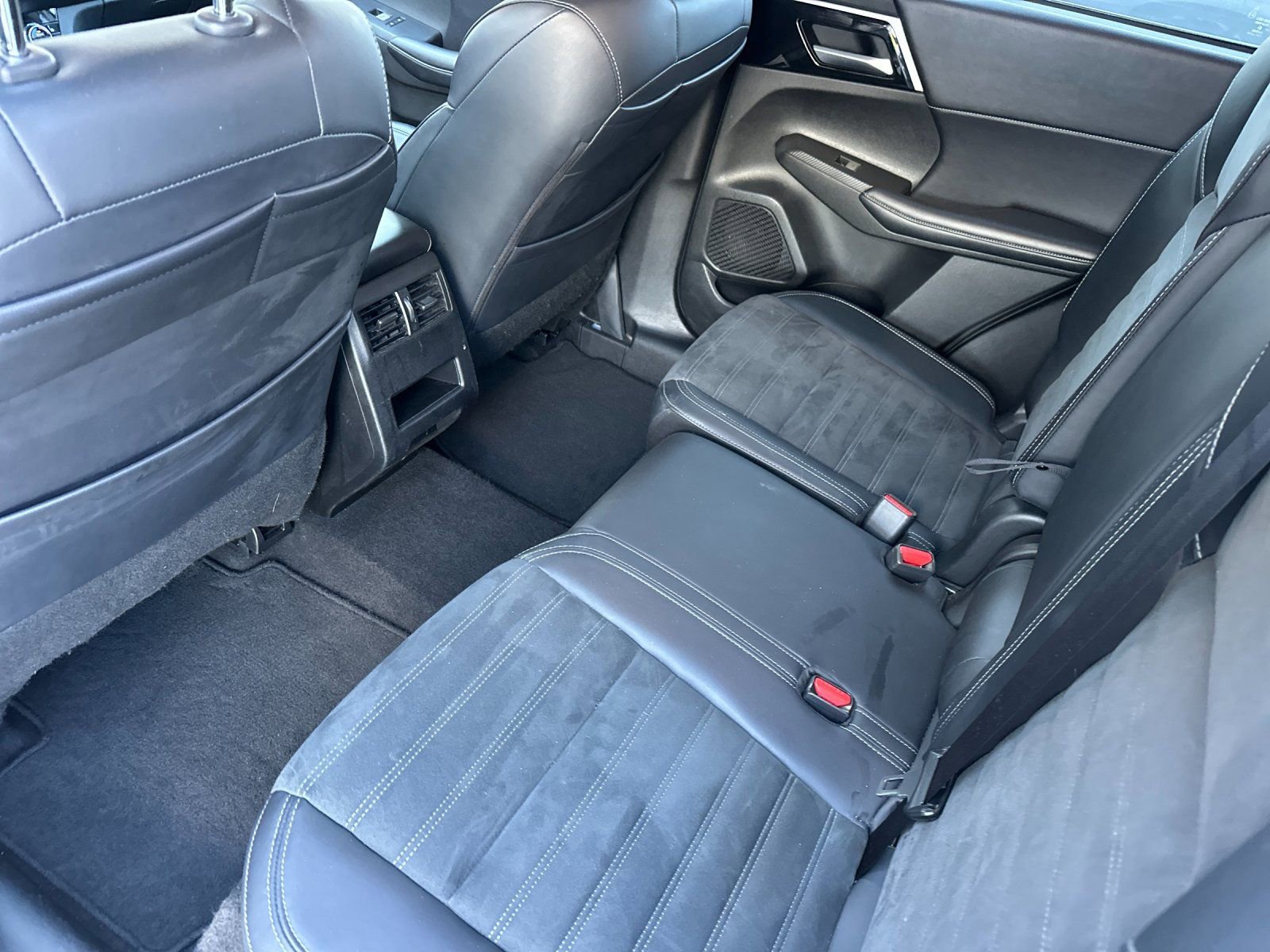 Used 2024 Mitsubishi Outlander SE FWD image 12