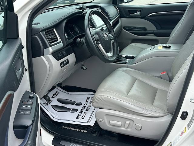 Used 2016 Toyota Highlander Limited w/ Four Season Floor Mat Package AWD/4WD image 12
