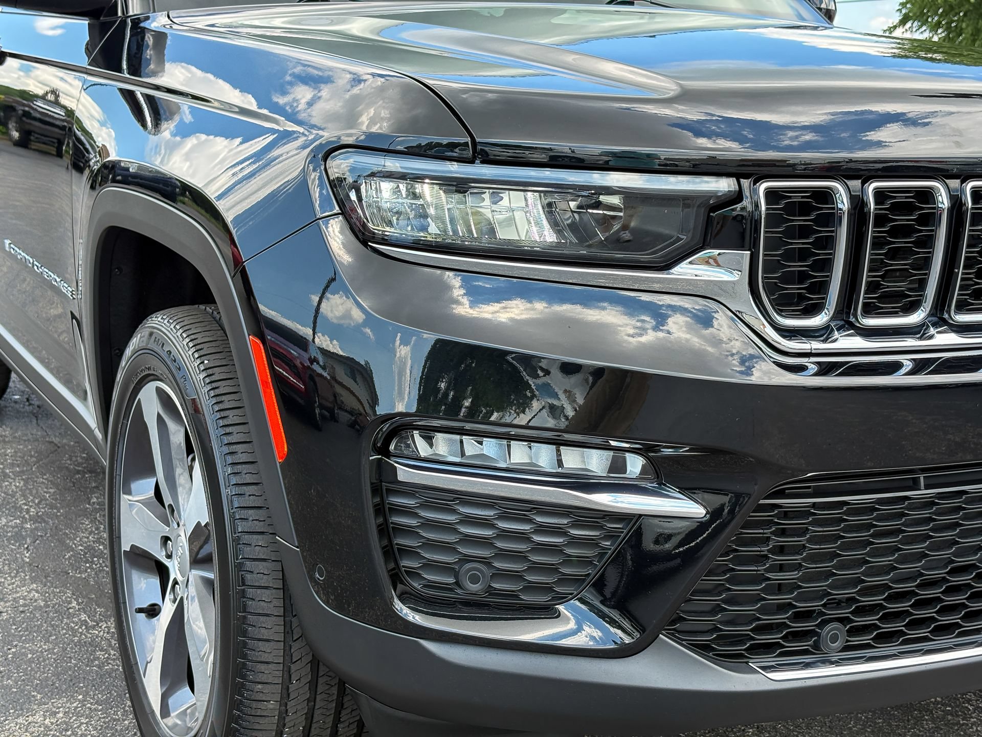 Used 2023 Jeep Grand Cherokee Limited w/ Luxury Tech Group II AWD/4WD image 3